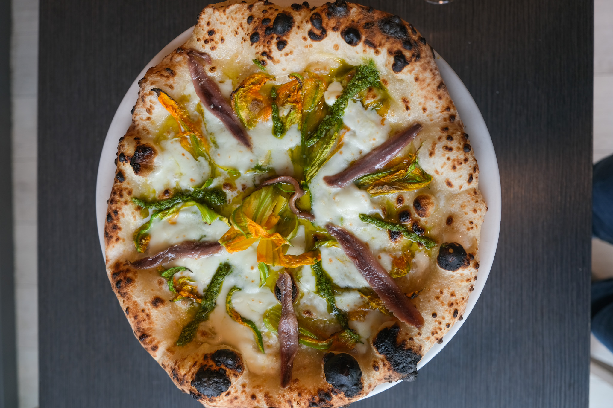 Pizza burrata pesto